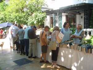 Libros, discos, vídeos, cuentos... todo a UN euro