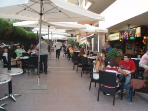 Terraza de La Librería junto al Puerto Deportivo de Marbella