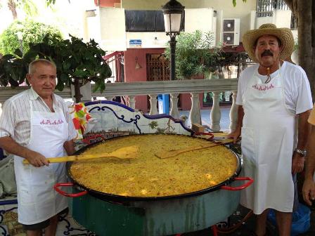 Los "chefs" de ARAMA mestran con orgullo el fichaje de los Rastrillos: la paella.