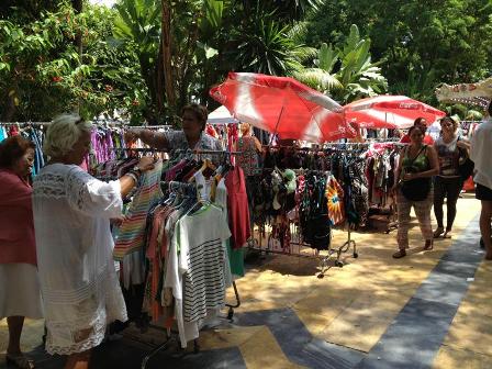 Los percheros de moda hoy se instalan en la parte baja del Parque: la habitual está "invadida" por la Feria del Libro