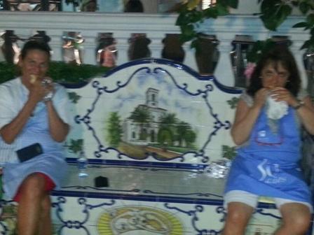 La última imagen de cada Rastrillo: María Eugenia y Casilda, derrengadas en un banco, se comen el bocata. ¡Hasta el 6 de octubre!