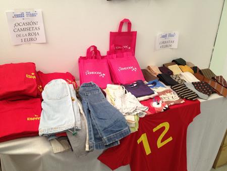 Corbatas de varios modelos, prendas infantiles: pantalones, camisas, camisetas en bolsa a juego. Camisetas de La Roja