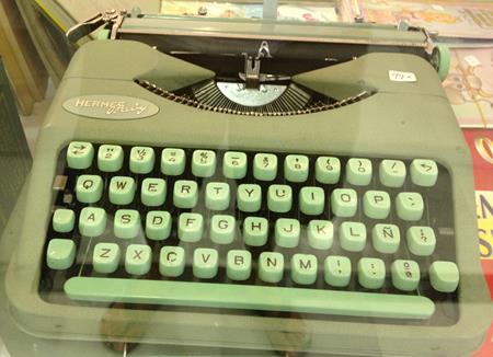 Máquina de escribir Hermes de los años 60 del siglo pasado. Ideal para coleccionistas y nostálgicos