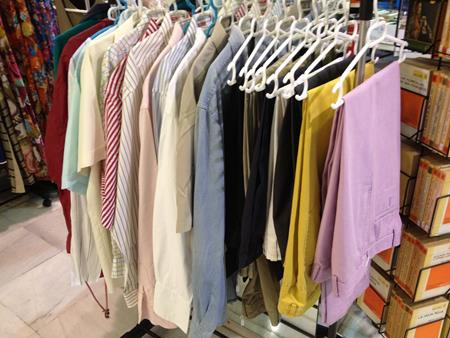 Pantalones y camisas de caballero de varios colores y modelos