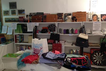 Nuevas estanterías en el local interior para ofrecer nuevas oportunidades:boxers, bolsos, carteras, vinilos, juegos, lencería...