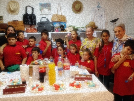 Foto final de familia (desenfocada a propósito) con la camiseta de La Roja. La Presi, la Monitora y la Voluntaria