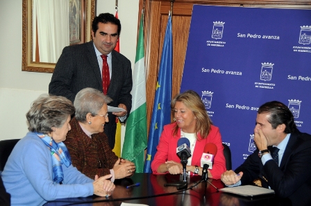 La Alcaldesa charla con Presidenta y Vicepresidenta de Horizonte, Delegado General de La Caixa y Concejal de Bienestar Social