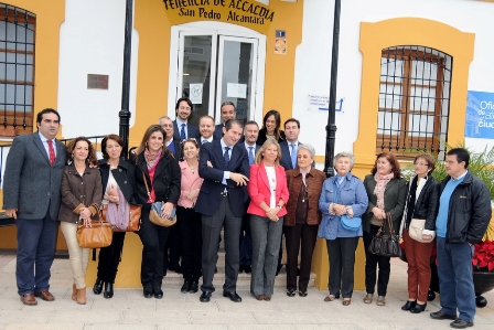 Foto de familia tras la firma: Asociaciones, Ayuntamiento y Obra Social de la entidad financiera