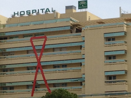 Gran lazo rojo en el hospital comarcal Costa del Sol