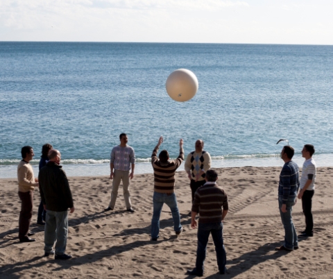 Jóvenes de Horizonte Proyecto Hombre Marbella practican sencillos juegos de pelota en la playa
