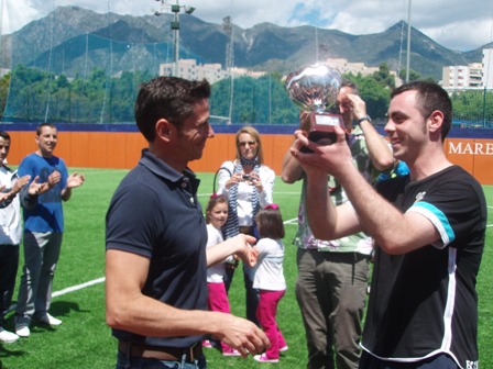 Otro mito deportivo de Marbella, Ángel Mora, entrega la copa a unos de los nuestros que la levanta triunfante
