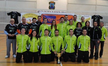 Miembros de Horizonte con el equipo senior, directiva y entrenadores del CD Costa del Voley
