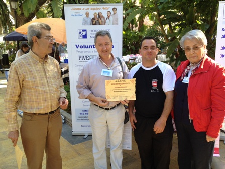 Carlos Vázquez y Diego Oliver, en presencia de Isabel Gª Bardón, entregan el reconocimiento a nuestro Voluntario y Psicólogo, Bernardo Ruiz