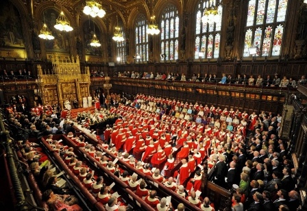 Sesión plenaria de las dos cámaras inglesas ante la Reina: Comunes y Lores