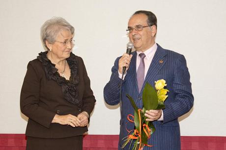 Isabel entrega una rosa a Antonio Belón igual a las que están reservadas para cada persona de su equipo en el bazar solidario de Cáritas