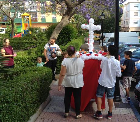 A medida que los "menores" de trono avanzan por la Plaza del Juanar se can incorporando vecinos