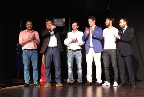 El presidente del Marbella FC eleva el galardón recibido por el ascenso a 2ª B