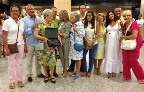 Los representantes de Horizonte exhiben el premio con la felicitación de Ángeles Muñoz