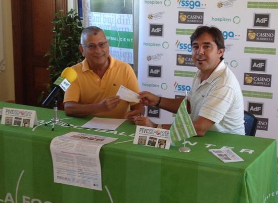 Pablo Bombarelli, director del Marbella Football Centre, entrega a Luis-Domingo el cheque con la recaudación del amistoso Cadiz-Córdoba