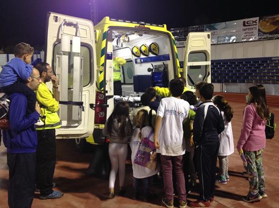 Tras un partido, los amigos de DYA les muestran una ambulancia medicalizada por dentro