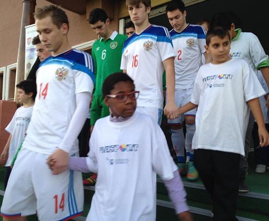¡Emoción! Nuestros chavales acompañan a los jugadores de las selecciones internacionales en las espléndidas instalaciones de Marbella Football Centre