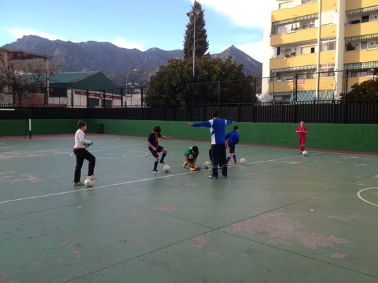 Sesión de entrenamiento de Jaime Molina con los menores de La Patera en las pistas del colegio Antonio Machado