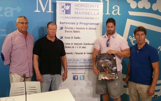 Tras la rueda de prensa, sus tres participantes posan con Rafael Vera, fundador del Gimnasio Halcón